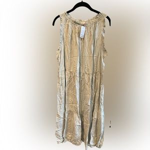 Light grey sleeveless swing dress.